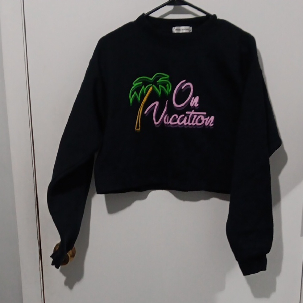 Black Women's Sweatshirt with 'On Vacation' Embroidery